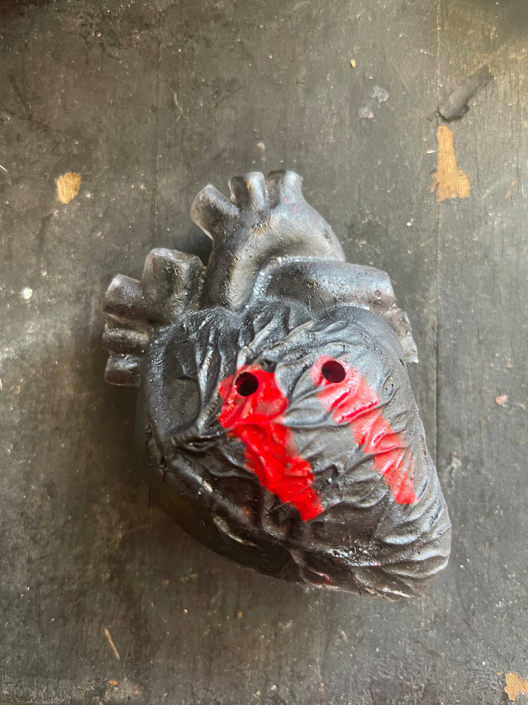 Black vampire heart magnet